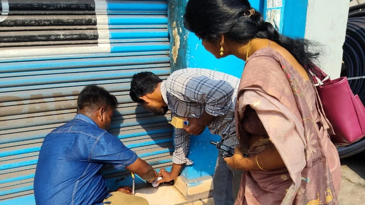 GVMC seals 58 shops in Visakhapatnam in a day for dumping waste on roads, imposes ₹4.36 lakh in penalties