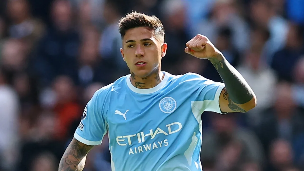 Amagó el centro y remató al arco: el golazo de tiro libre de Enzo Fernández con el que City abrió el mercador ante el Sunderland