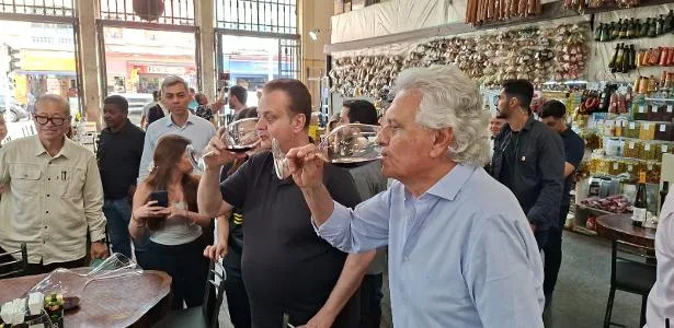 No Mercadão, Caiado bebe vinho, critica gastos de Lula e não é reconhecido
