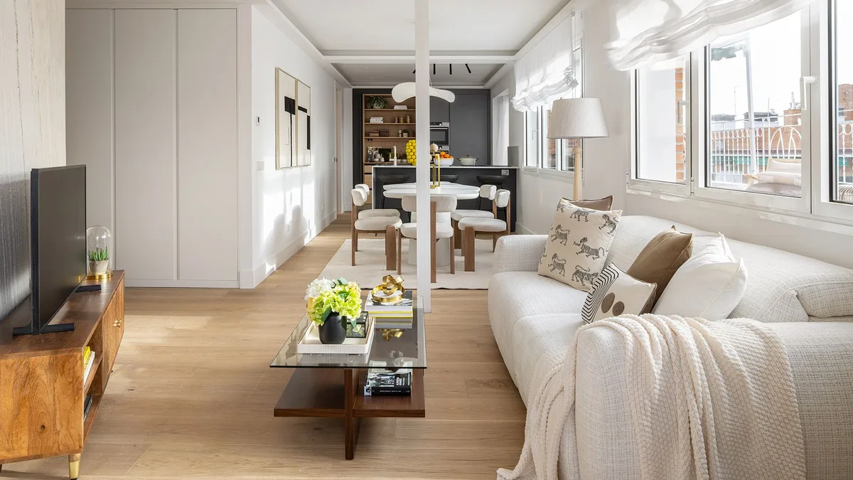 Un piso de 200 m² en pleno Chamberí con una terraza de ensueño: la casa que demuestra que el exterior también se puede vivir todo el año