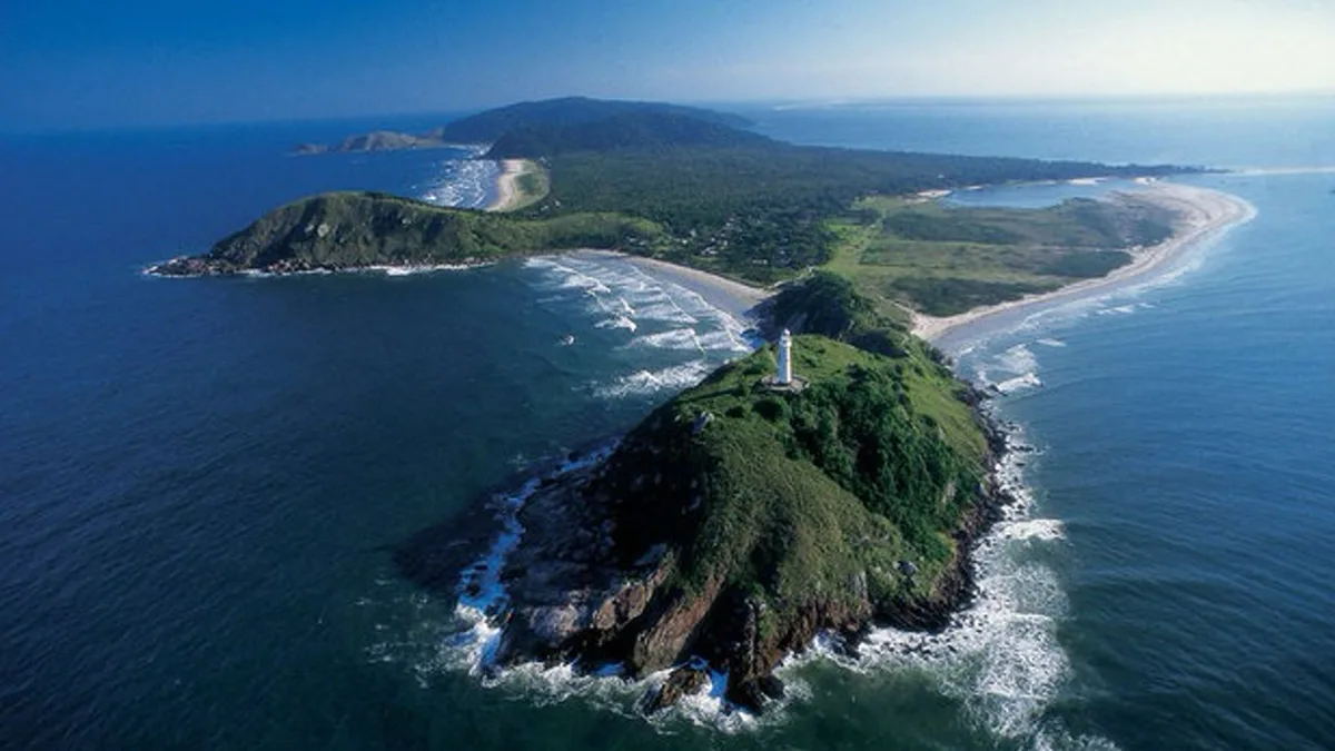A ilha brasileira onde carros não circulam, trilhas substituem ruas e um farol de 1872 vigia praias cercadas por Mata Atlântica