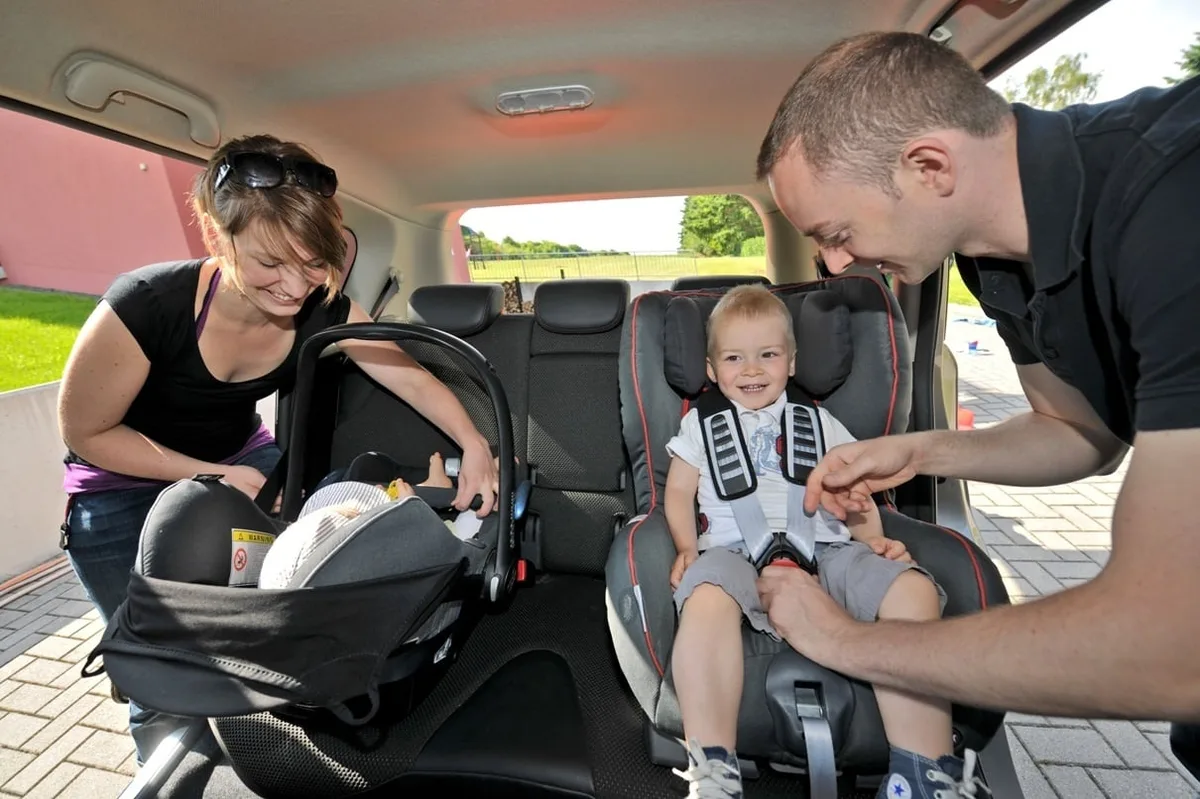 Multas por 1.300 euros por viajar nueve personas en un coche de cinco plazas: les pararon en un peaje en Navarra y cuatro de ellos eran menores sin protección
