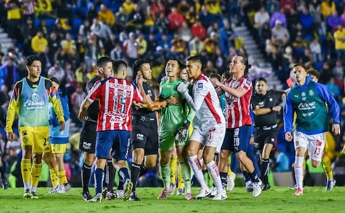 Las grandes peleas que ha dejado el Clásico Nacional entre América y Chivas
