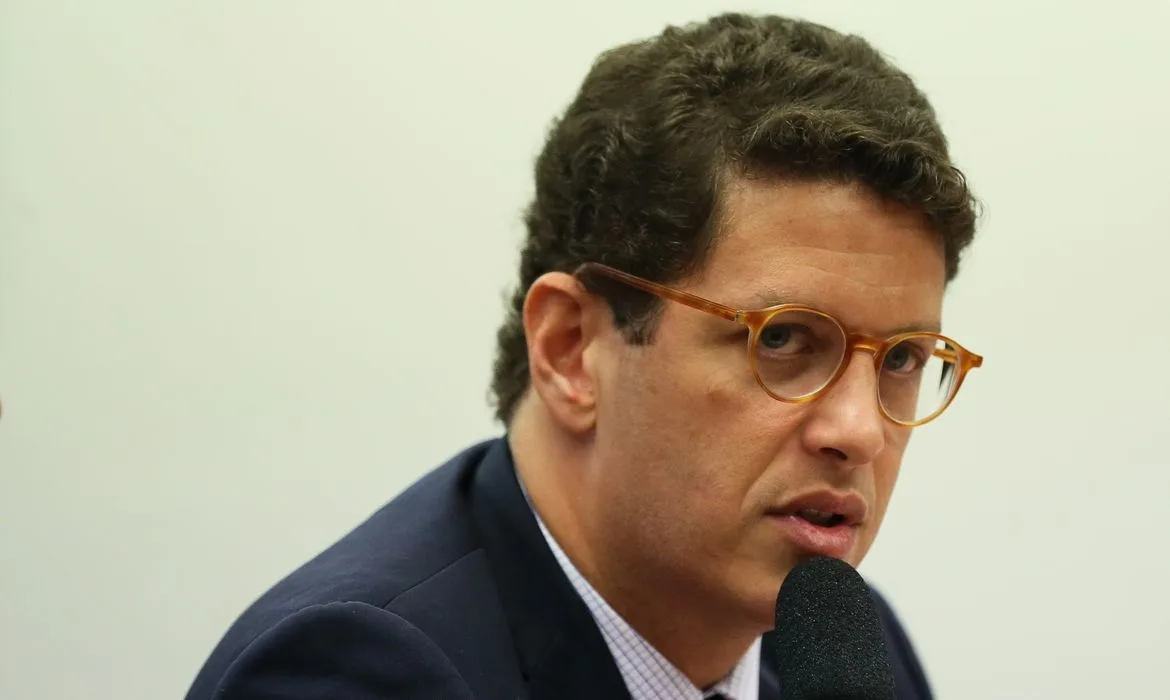Candidatura de Salles tem reviravolta às vésperas do início da campanha