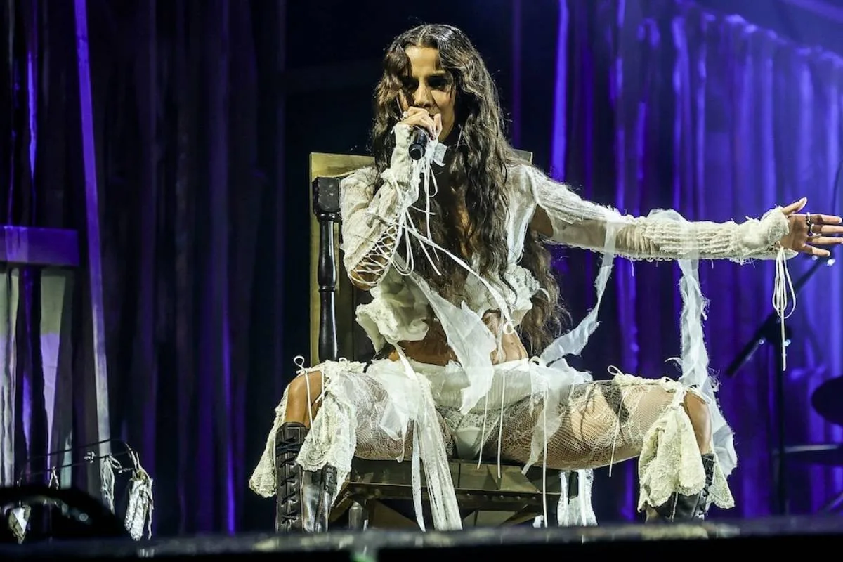 Marina Sena rasga boneco de pano ao cantar sobre término em show místico e hipnotizante no Rock in Rio