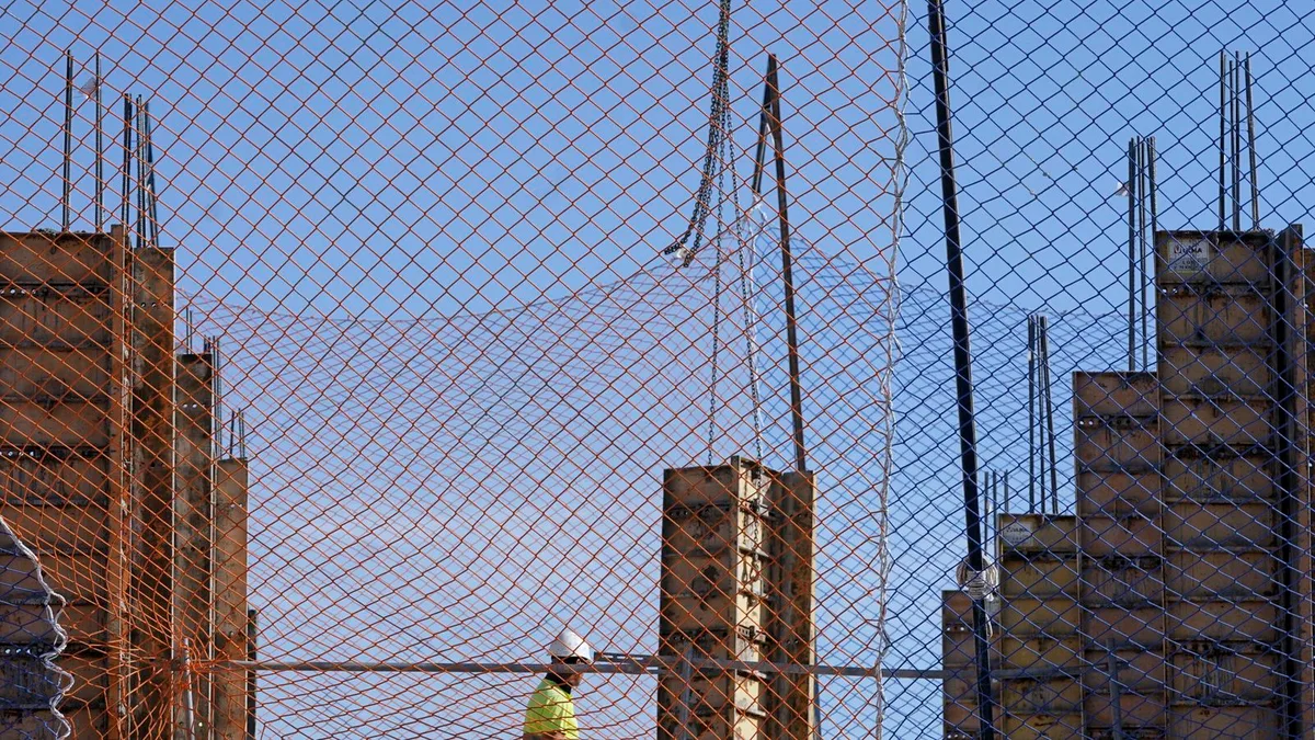 El INE revisa a la baja el PIB real de España un 0,1% por una desaceleración más intensa en 2025