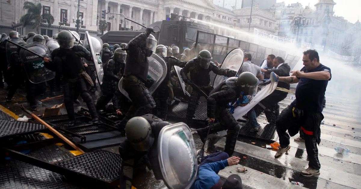 Uno de los detenidos por los incidentes tras el debate de la Ley Bases ofreció pagar 250 mil pesos para suspender el juicio: fue rechazado