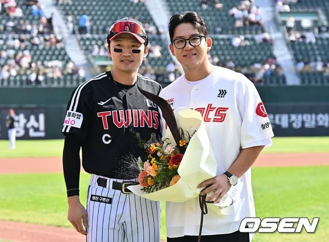[사진] LG 박해민의 축하 꽃다발 받고 기념촬영하는 김민성