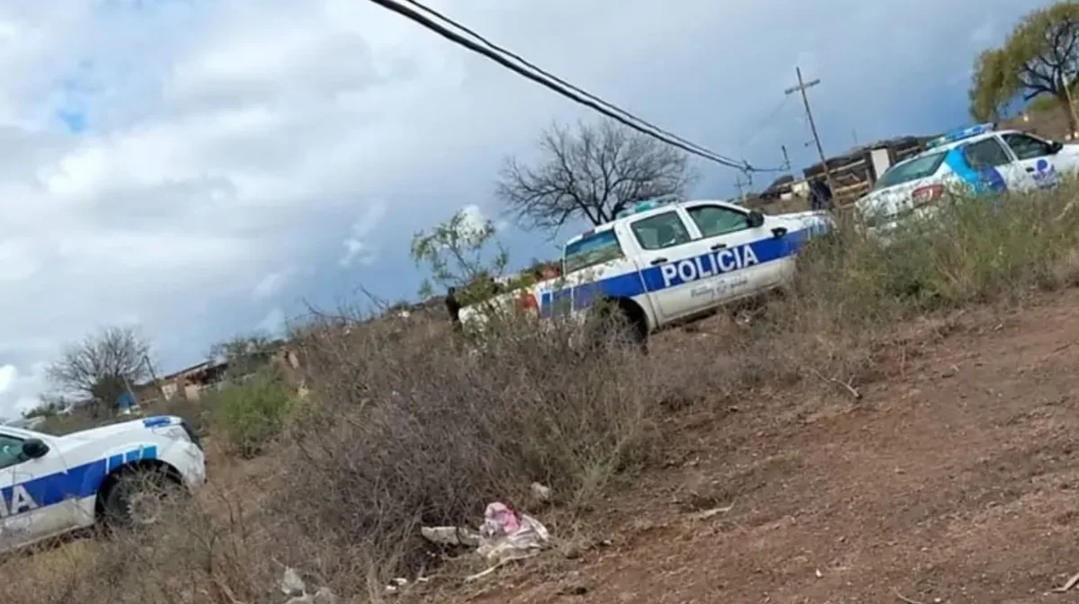Un perro descubrió un cuerpo enterrado en San Luis: los vecinos no veían a una mujer y su pareja decía que estaba en Mendoza
