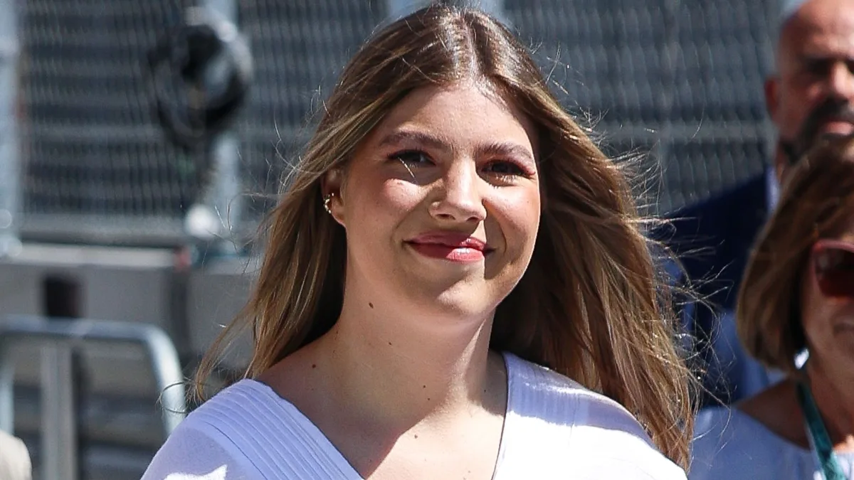 La infanta Sofía sorprende en la Fórmula 1 con un detalle sin precedentes en su look: un 'piercing' falso a juego con la princesa Leonor