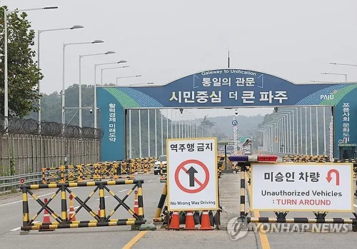 [속보] 靑 "북미정상 우호관계, 대화로 이어져 한반도 평화 논의 기대"