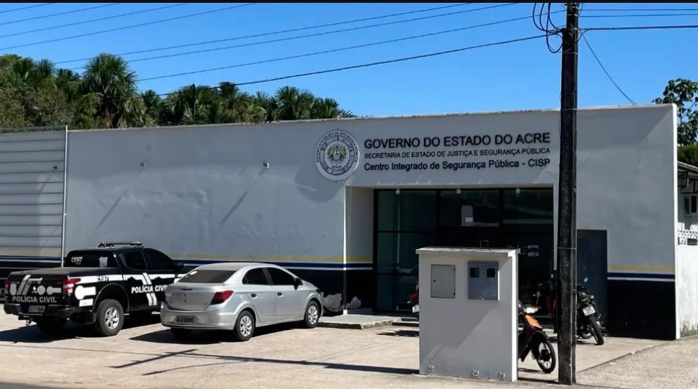 Trio armado invade casa, agride vítimas e rouba joias e veículos em Mâncio Lima