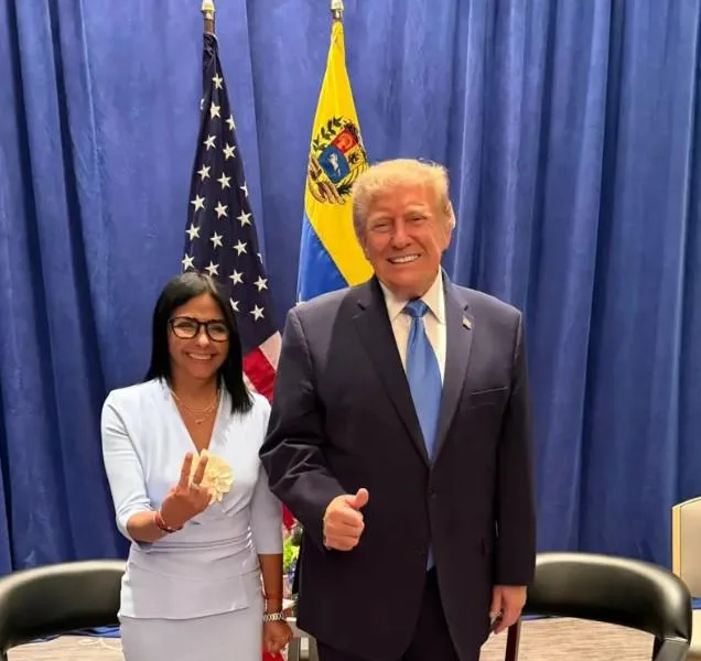 Delcy Rodríguez celebra reunión histórica con Trump en NY, mientras Maduro languidece en una cárcel cercana