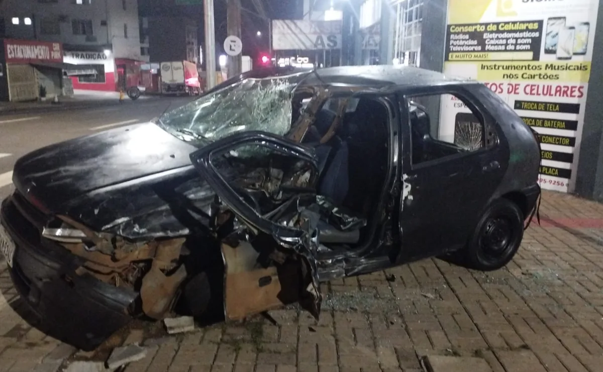 Motoristas alcoolizados batem em principal avenida de Cascavel; três ficaram feridos