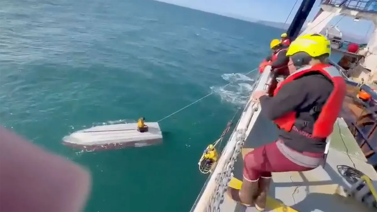 Adolescente de 15 años sobrevive sobre una embarcación volcada en el mar: dos hombres murieron y él fue hallado con hipotermia