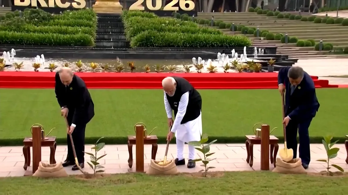 Friedens-Lüge beim BRICS-Gipfel - Putin pflanzt Baum, in die Ukraine schickt er Drohnen