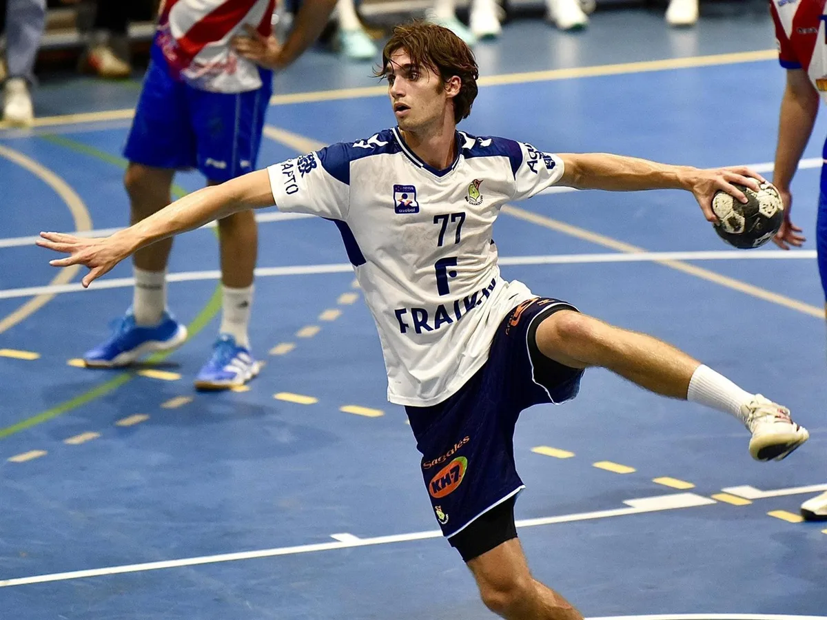 Pablo Urdangarín, el chico 360 del Granollers, que lo mismo mete goles que pasa la fregona por la pista