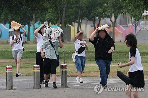 전국 무더위 속 곳곳 소나기…돌풍·천둥 번개 주의