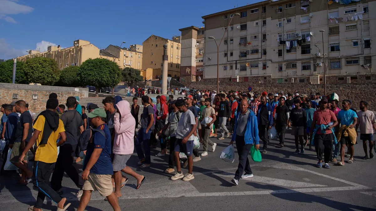 Spanien richtet Unterkünfte für Migranten in Exklave Ceuta ein