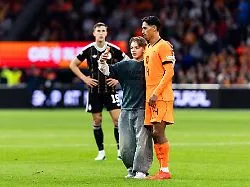 Harte Strafe für Flitzer: Teenager kassiert für Selfie fünf Jahre Stadionverbot