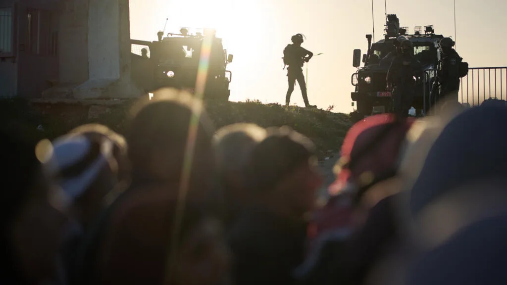 Cisjordanie occupée: à Qalandyia, des Palestiniens dénoncent des interrogatoires violents lors d’un raid israélien