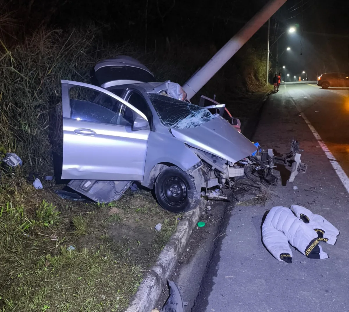 Homem morre após bater carro contra poste durante perseguição policial na RJ-145, em Piraí