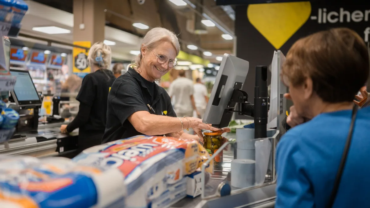 An der Supermarktkasse: Gurke, Kekse, Fleisch – von vorn