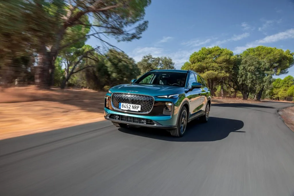 Lepas desembarca en España con el L8, un híbrido enchufable con más de 1.000 km de autonomía y gran precio