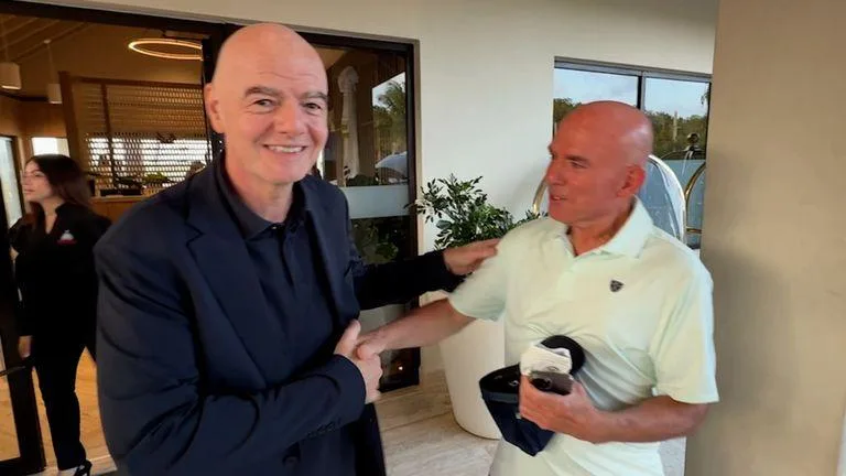 « Rendez-vous chez le coiffeur » : Infantino fuit une question sur sa « trahison » du foot
