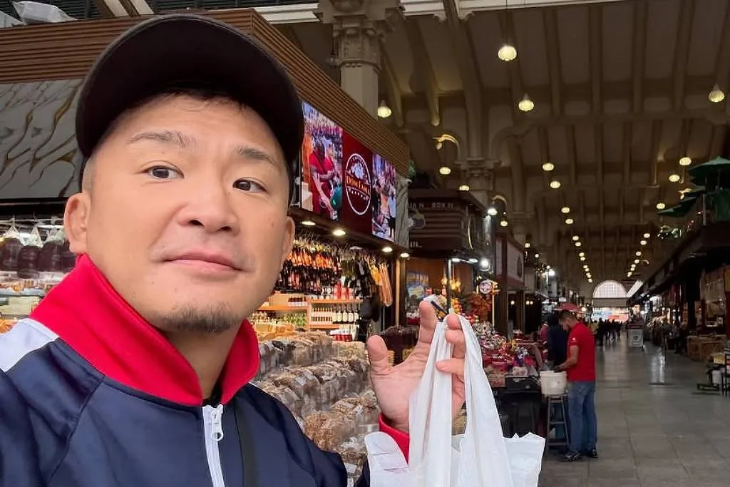 Lutador de wrestling Yujiro Kushida cai no golpe da fruta em visita ao Mercad�o de SP