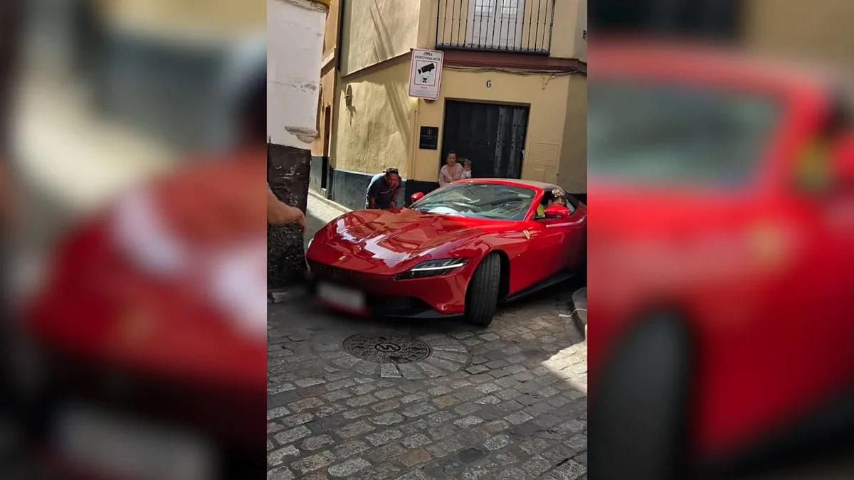 Luxusauto in der Klemme - Ferrari steckt in Sevillas Altstadtgassen fest