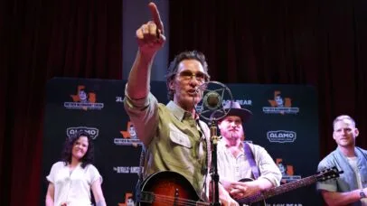 Matthew McConaughey dá um toque bluegrass ao hit country “Choosin’ Texas”