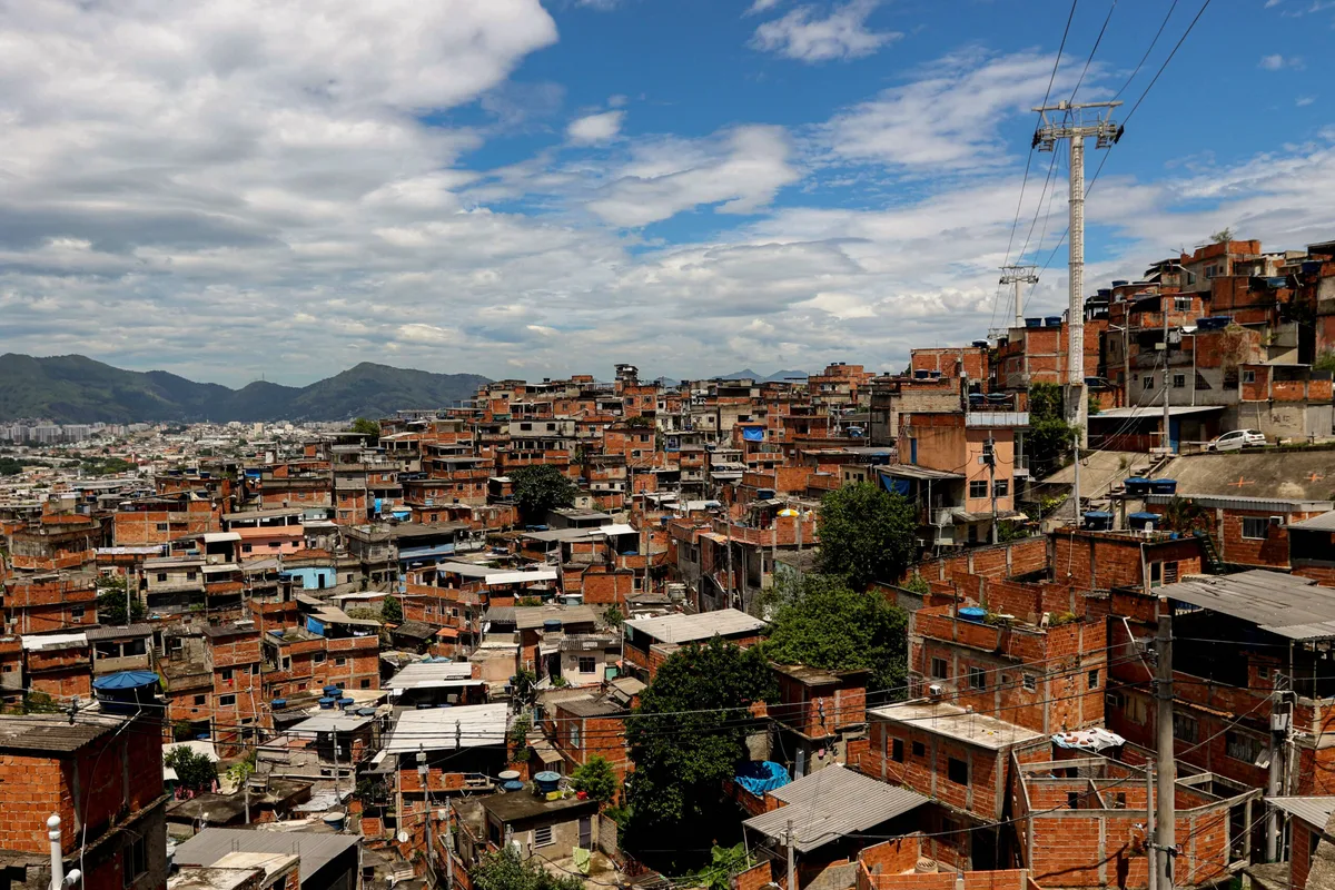 A cada R$ 100 ganhos pela metade mais pobre do Brasil, o 1% rico recebe R$ 3.150, aponta relatório