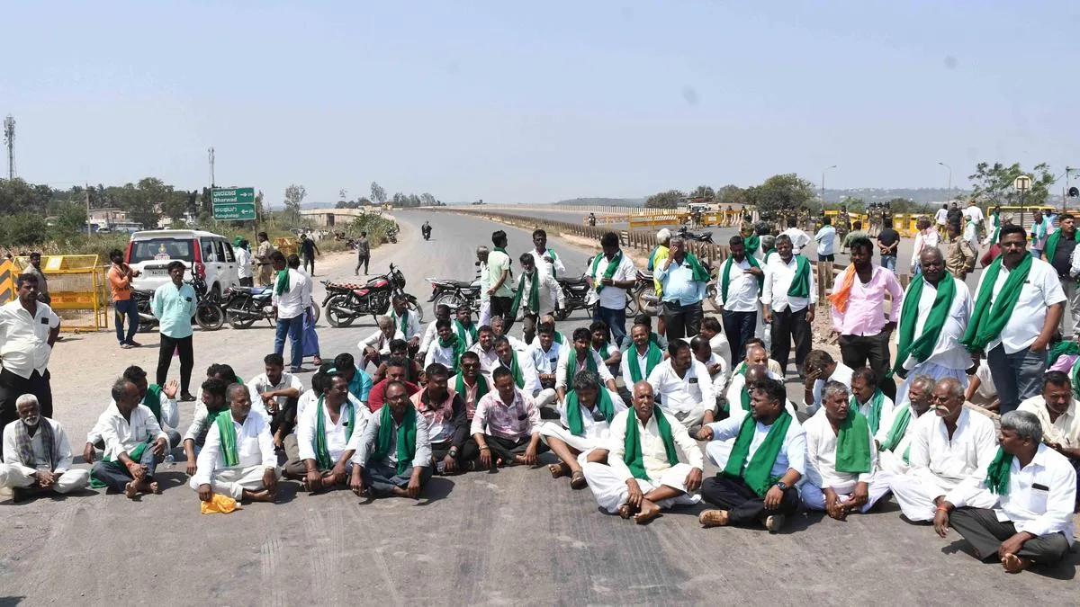 Sugarcane growers block roads at various places in Dharwad, Haveri and Gadag districts