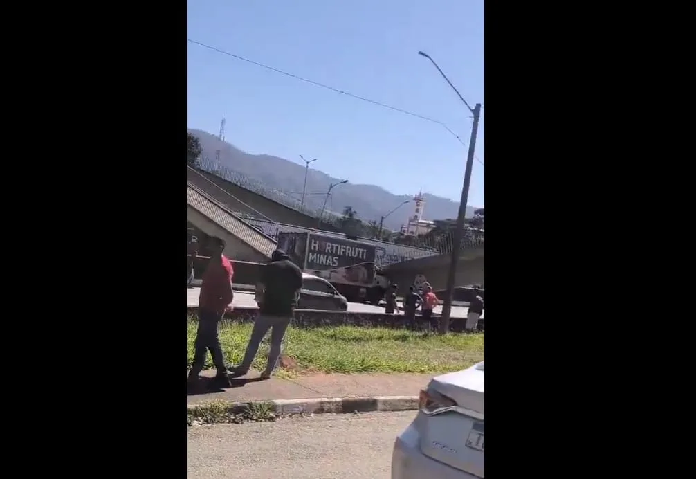 Caminhão derruba passarela na Fernão Dias; duas pessoas morreram