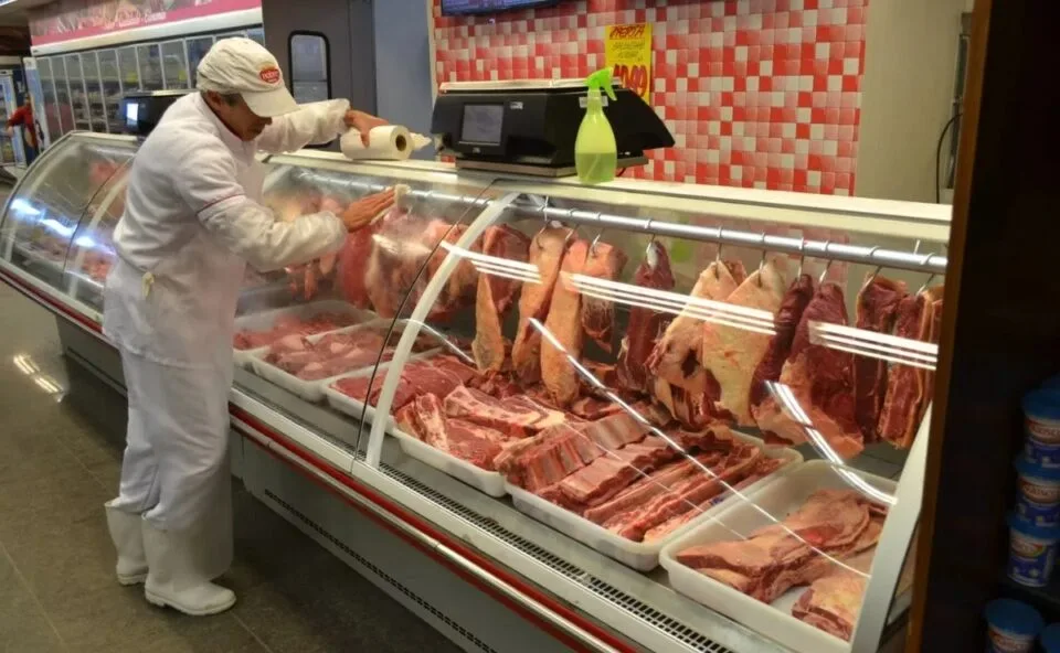 Você sabe quanto ganha um açougueiro de supermercado? Dados do Carrefour, Atacadão e Assaí surpreendem; veja os valores