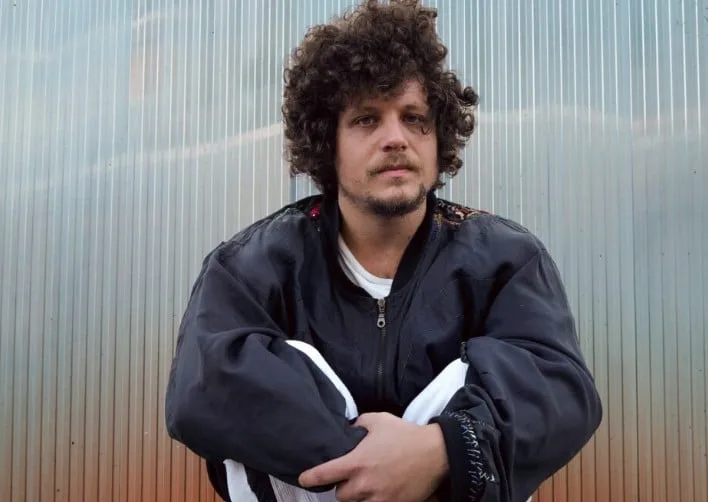 Indicado ao Grammy Latino, Chico Chico fecha a temporada da turnê “Let It Burn / Deixa Arder” em São Paulo