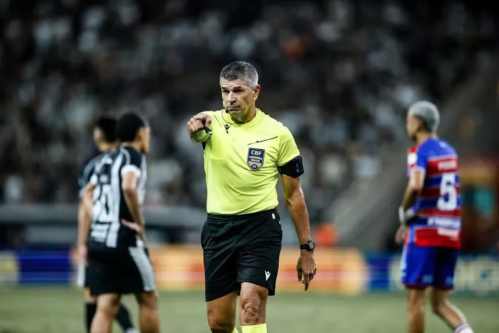 Ex-goleiro e militar, árbitro brasileirorecordista da FIFA se aposenta