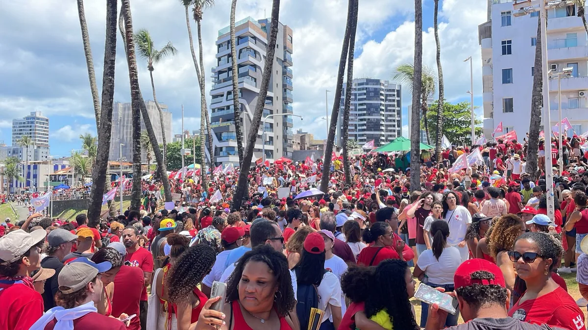 Ato em apoio a Lula reúne multidão na Barra nesta segunda-feira