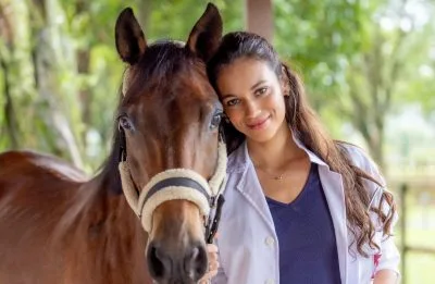 Ex-BBB Alane Dias se prepara para estrear na TV Globo como veterinária na próxima novela das 18h