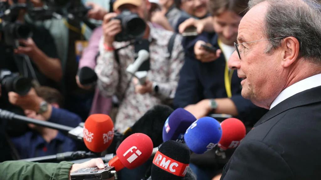 France: à Blois, en marge du campus du PS, Hollande tacle encore la primaire PS-Place publique