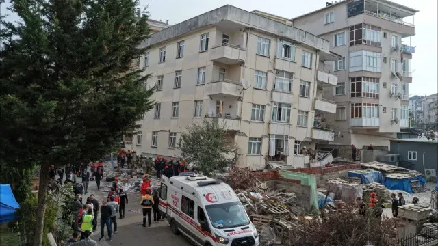 Desabamento na Turquia: Cinco pessoas morreram, incluindo uma criança