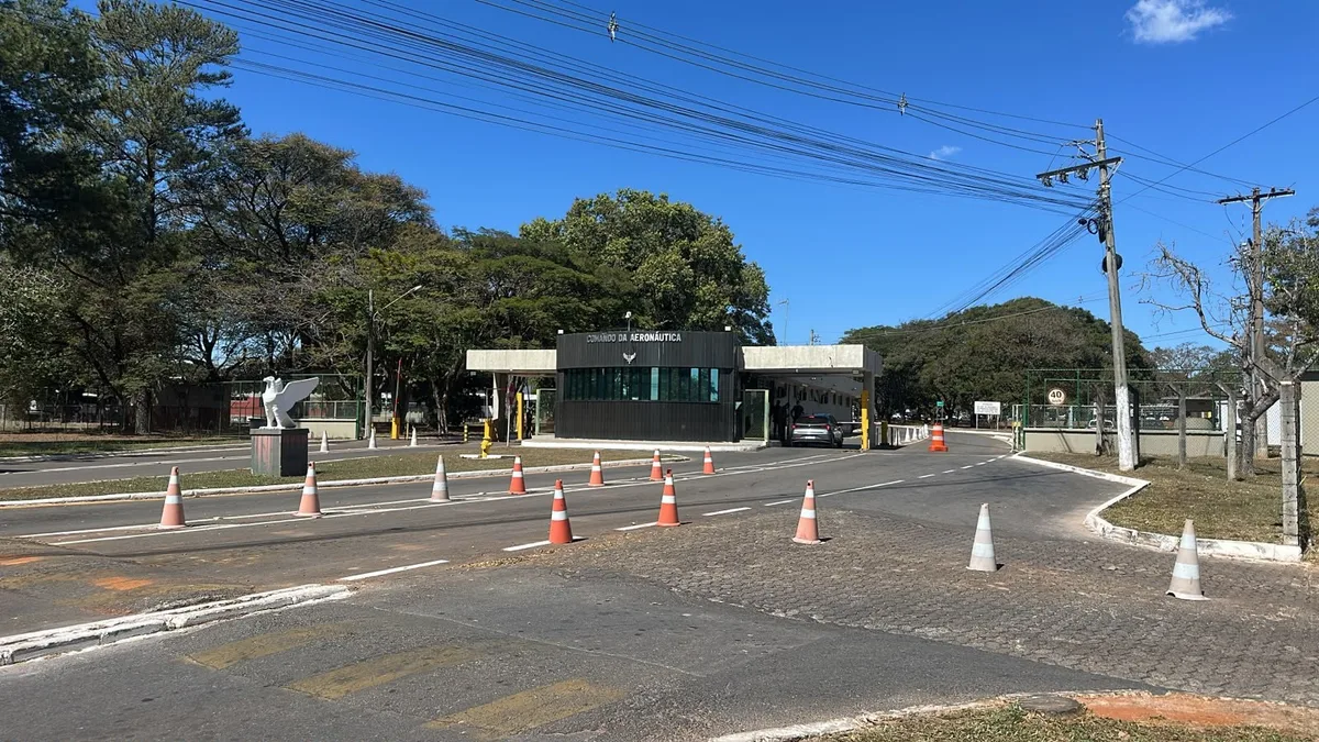 Justiça Militar torna réus 10 acusados de homofobia contra cabo da Aeronáutica que publicou foto com o marido