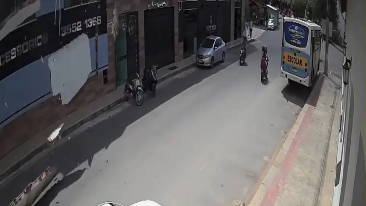 VÍDEO: parede de prédio desaba e quase atinge motociclistas no Sul do ES
