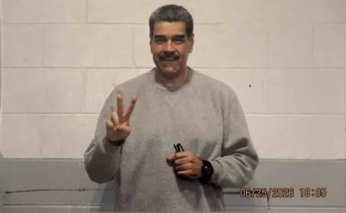 Nicolás Maduro publica fotografías dentro de la cárcel en EU; "estamos firmes, con el corazón lleno de amor", dice