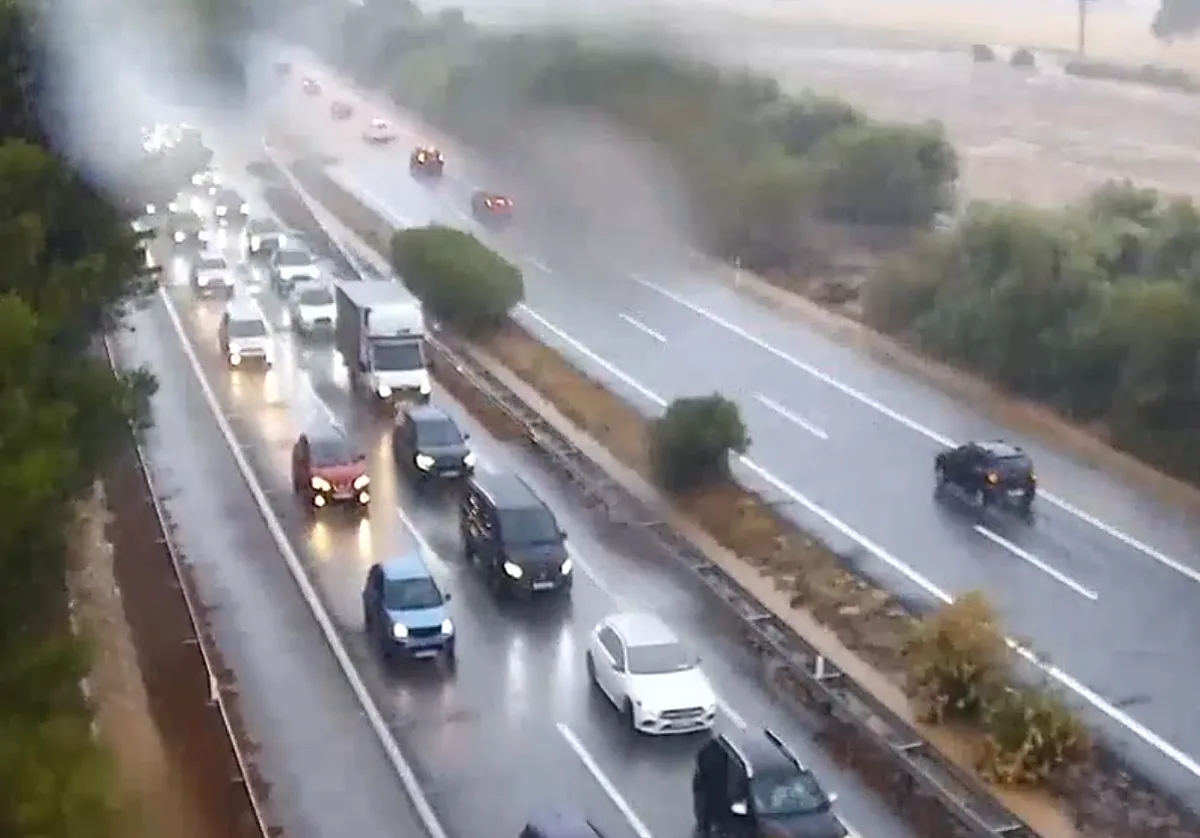 El temporal de lluvia provoca desbordamientos de arroyos en la AP-4 a su paso por El Cuervo