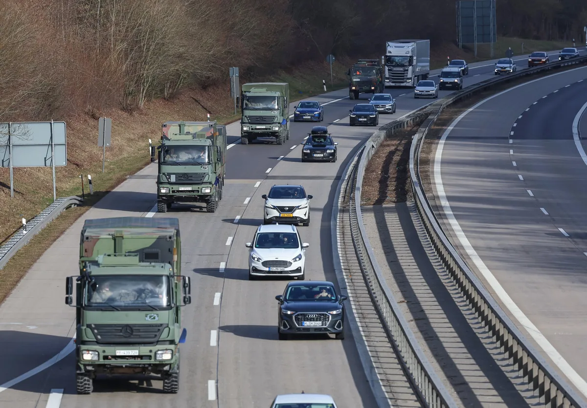 Tanques y coches en la carretera: las obras que atraen a las constructoras