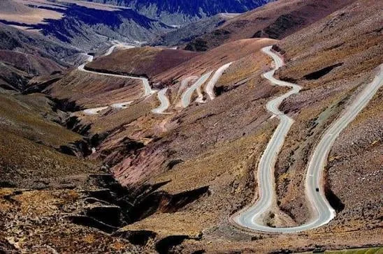Cómo es la Cuesta de Lipán, el barranco por donde cayó la camioneta en la que iba una familia en Jujuy