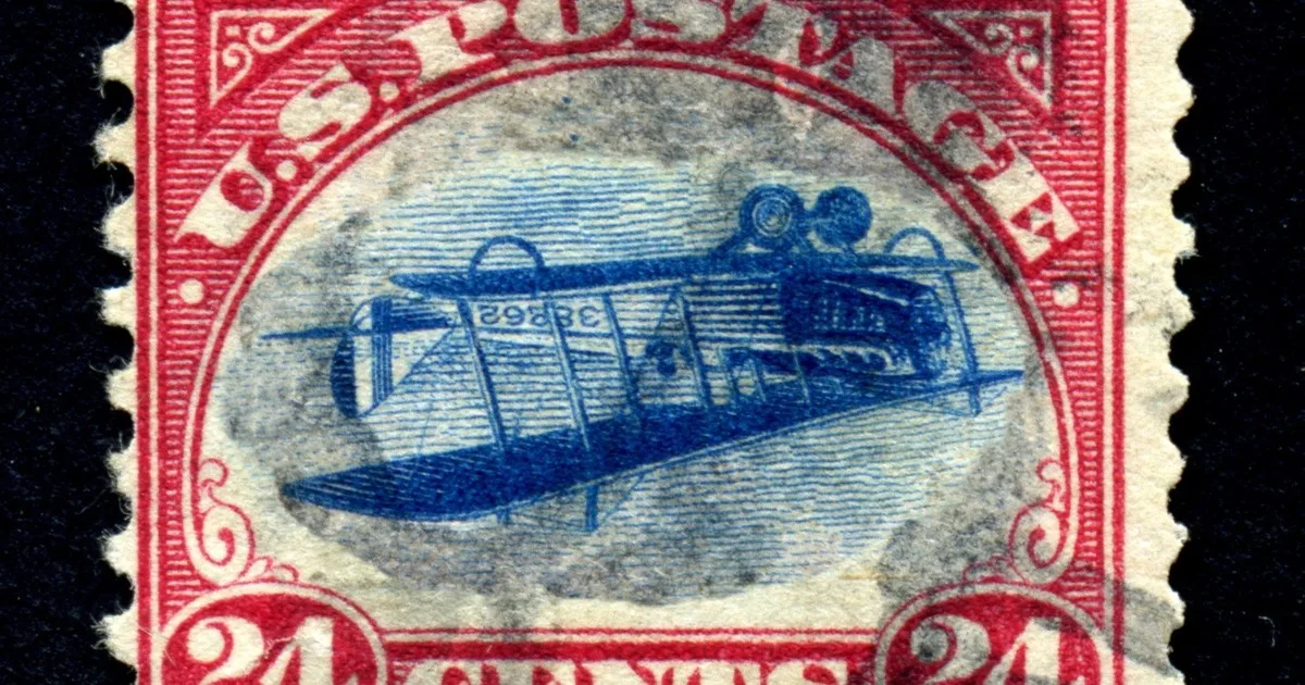En 1918, un empleado de Washington pagó 24 dólares por 100 estampillas y se dio cuenta de que todos los aviones de la hoja estaban al revés: un siglo después, una subasta vendió uno como el sello estadounidense más caro de la historia