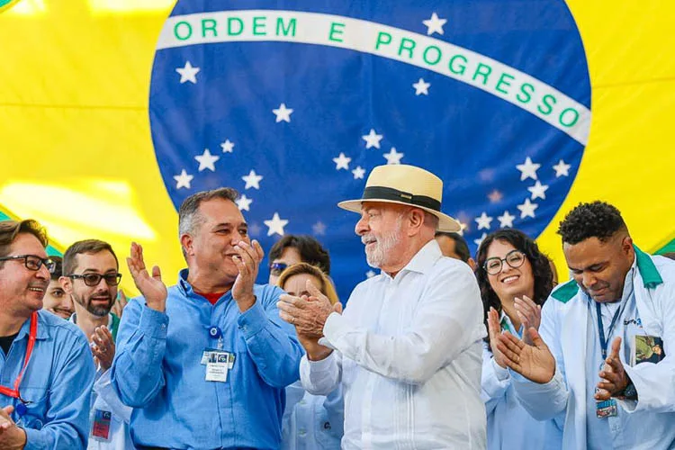 Lula reforça investimentos no programa nuclear da Marinha para submarino brasileiro